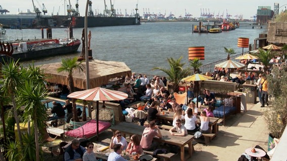 Blick auf den Beachclub StrandPauli in Hamburg. © NDR 