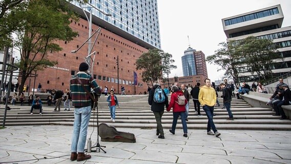 Mehrere Personen befinden sich am Platz der deutschen Einheit in Hamburg. © picture alliance / Eibner-Pressefoto Foto:  Eibner-Pressefoto