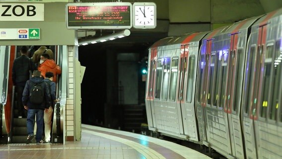 Eine U-Bahn steht im Hamburger Hauptbahnhof. © picture alliance / dpa Foto: Bodo Marks