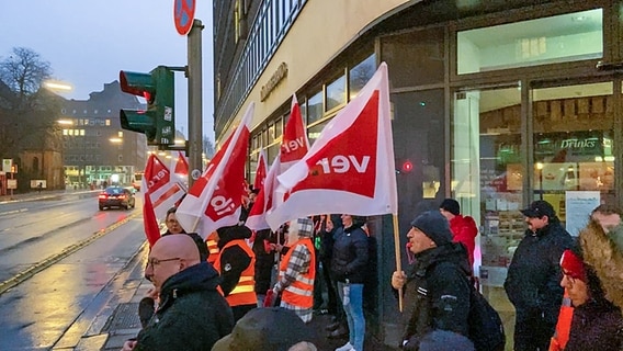 Mitarbeitende der Hochbahn protestieren mit verdi-Flaggen und Trillerpfeifen vor dem Hauptsitzt der Hochbahn in der Hamburger Steinstraße. © NDR Foto: Karsten Sekund