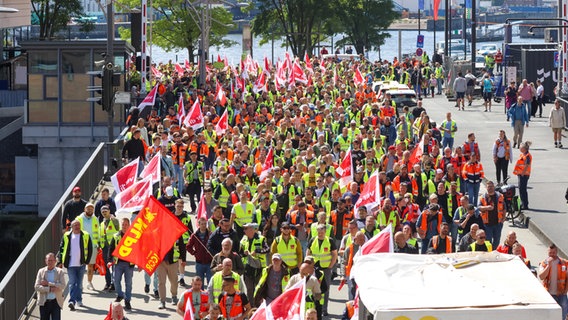 Streikende Hafenarbeiter ziehen bei einer Demonstration durch die Hamburger Hafencity. © picture alliance / dpa Foto: Bodo Marks