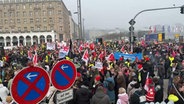 Demonstrierende des öffentlichen Dienstes beim Warnstreik von ver.di am Hamburger Jungfernstieg. © NDR 