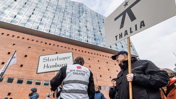 Mitarbeitende von Deutschem Schauspielhaus, Staatsoper, Thalia Theater und Elbphilharmonie streiken und führen eine Kundgebung vor der Elbphilharmonie durch. © picture alliance/dpa | Markus Scholz Foto: Markus Scholz