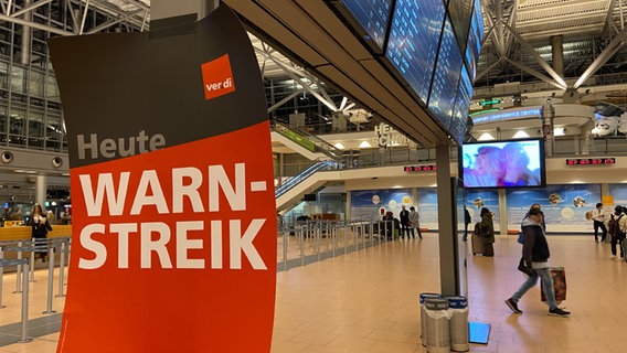 Ein Schild am Hamburger Flughafen weist auf einen Verdi Streik hin. © NDR Foto: Karsten Sekund