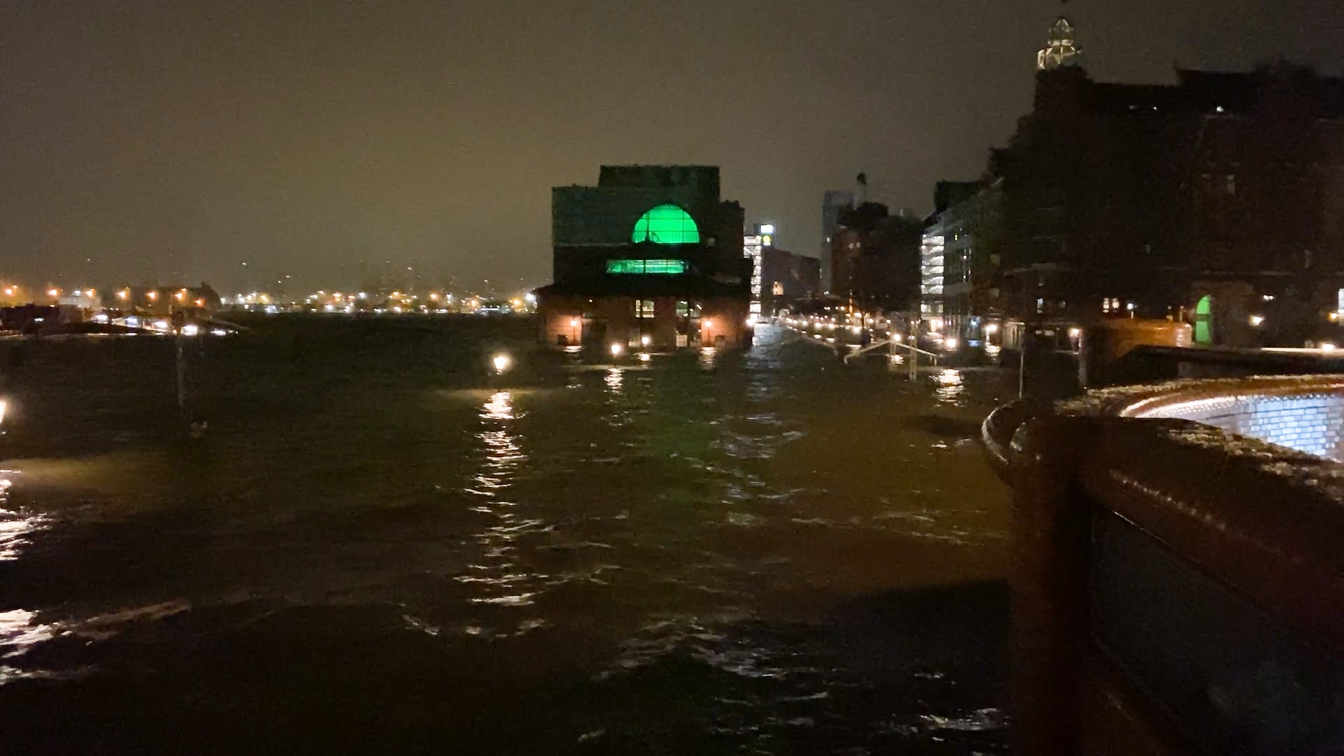 Hamburger Fischmarkt steht unter Wasser