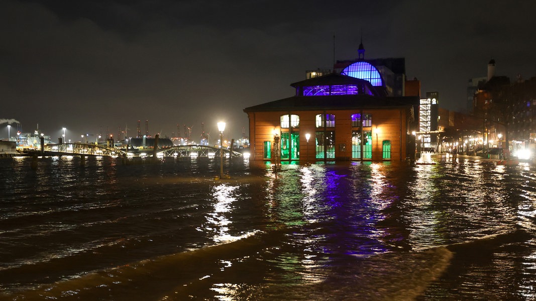 Sturmflut: Fischmarkt in Hamburg unter Wasser