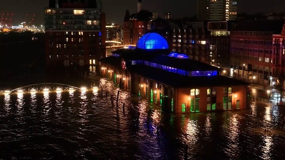 Der überschwemmte Hamburger Fischmarkt von oben. © TV Newskontor 