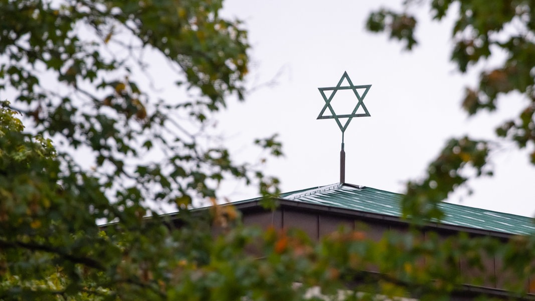 Ein Davidstern auf dem Dach der Hamburger Synagoge. 