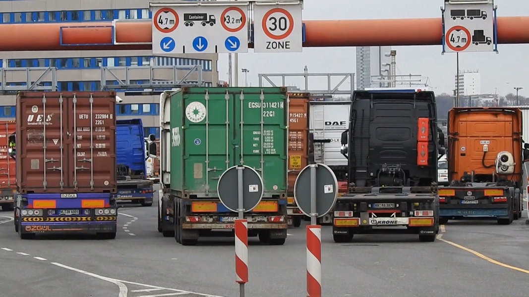 Rund um den Hamburger Hafen stauen sich LKW mit Containerladungen.
