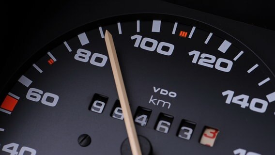 Auf dem Tachometers eines Autos ist ein Kilometerstand von knapp 100.000 Kilometern zu sehen. © picture alliance / dpa Foto: Armin Weigel