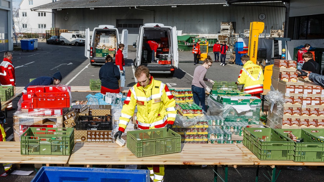 Viele Neue Helfer Für Die Hamburger Tafel Ndrde Nachrichten Hamburg