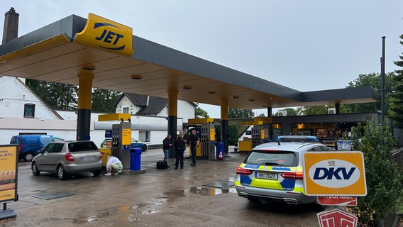 An einer Tankstelle in Hamburg-Langenhorn soll ein Mann eine Frau mit Treibstoff übergossen und sie dann in einem Auto entführt haben. © NDR Foto: Ingmar Schmidt