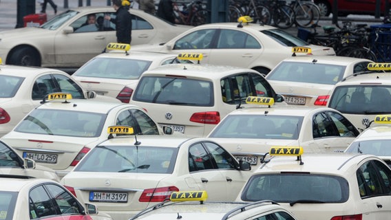 Taxis stehen in Hamburg am Hauptbahnhof in der Warteschlange. © picture alliance Foto: Angelika Warmuth