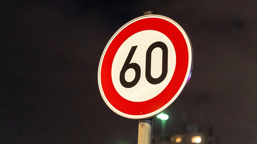 Eine Straßenschild zeigt ein Tempolimit von 60 km/h an.