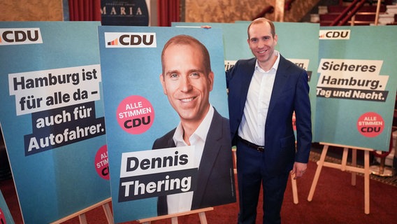 Dennis Thering, Spitzenkandidat zur Bürgerschaftswahl und Parteivorsitzender der CDU Hamburg, steht im Passage Kino während der Kampagnenvorstellung zur Bürgerschaftswahl neben einem Wahlplakat. © picture alliance/dpa Foto: Marcus Brandt