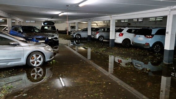 In einer Tiefgarage in Mümmelmannsberg steht immer noch das Wasser. © NDR 