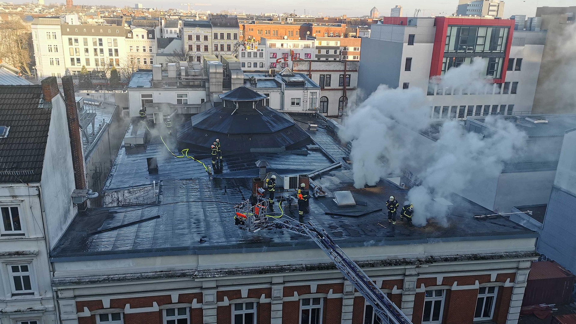 Feuer auf St. Pauli: Dachstuhlbrand im Schmidts Tivoli gelöscht