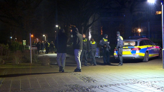 Einsatzkräfte der Polizei sichern einen Tatort. © HamburgNews 