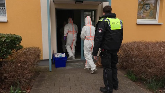 Die Polizei vor dem Mehrfamilienhaus des Tatorts. © News5 