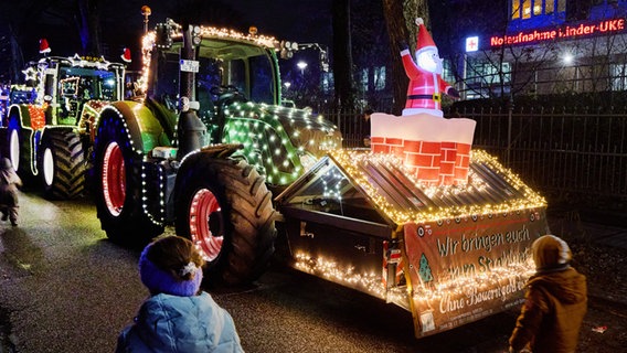 Ein weihnachtlich beleuchteter Trecker-Korso steht vor dem Kinder-UKE in Hamburg. © picture alliance / dpa Foto: Georg Wendt