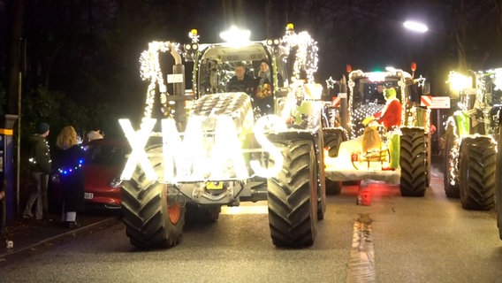 Beleuchtete Trecker fahren zum UKE. © Tele News Network Foto: Screenshot