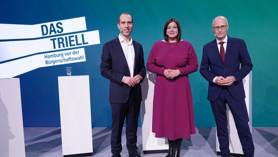 Peter Tschentscher (r, SPD), Erster Bürgermeister von Hamburg, Katharina Fegebank (M, Bündnis 90/Die Grünen), Spitzenkandidatin zur Bürgerschaftswahl und Zweite Bürgermeisterin und Senatorin für Wissenschaft, Forschung und Gleichstellung, und Dennis Thering (l), Spitzenkandidat zur Bürgerschaftswahl und Parteivorsitzender der CDU Hamburg, stehen nach der Diskussionsrunde nebeneinander auf einer Bühne. © dpa-Bildfunk Foto: Marcus Brand