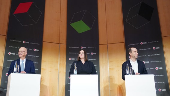 Peter Tschentscher (l-r, SPD), Erster Bürgermeister von Hamburg, Katharina Fegebank (Bündnis 90/Die Grünen), Spitzenkandidatin zur Bürgerschaftswahl und Zweite Bürgermeisterin und Senatorin für Wissenschaft, Forschung und Gleichstellung, und Dennis Thering, Spitzenkandidat zur Bürgerschaftswahl und Parteivorsitzender der CDU Hamburg, stehen zu Beginn des Triells von «Die Zeit»-Hamburg und Radio Hamburg auf der Bühne in der Bucerius Law School. © picture alliance/dpa Foto: Marcus Brandt