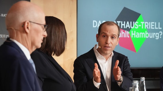 Die Bürgermeisterkandidaten in Hamburg, Peter Tschentscher (SPD), Katharina Fegebank (Grüne) und Dennis Thering (CDU) debattieren beim "Rathaus-Triell". © Marcus Brandt/dpa 