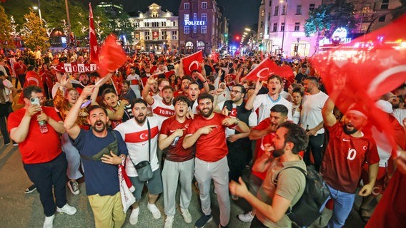 Türkische Fans feiern einen EM-Sieg auf dem Hamburger Kiez. © picture alliance/dpa Foto: Bodo Marks