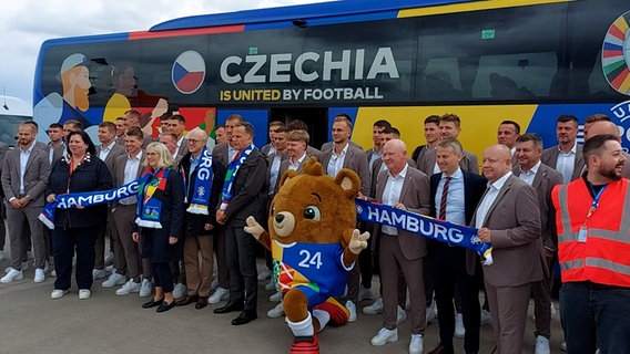Die Tschechische Nationalmannschaft posiert am Hamburg Airport. © NDR 