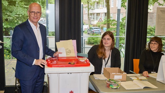 Hamburg Bürgermeister Peter Tschentscher (SPD) gibt in einem Wahllokal in Barmbek seine Stimmen für die Bezirks- und Europawahlen ab. © picture alliance/dpa | Georg Wendt Foto: Georg Wendt