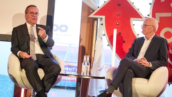 Peter Tschentscher, Hamburgs Bürgermeister, und Boris Pistorius, Verteidigungsminister (beide SPD), beim Zukunftsfestival "Könnt' ja gut werden - Das Festival unserer Zukunft" im Jupiterhaus in Hamburg. © picture alliance/dpa | Georg Wendt Foto: Georg Wendt