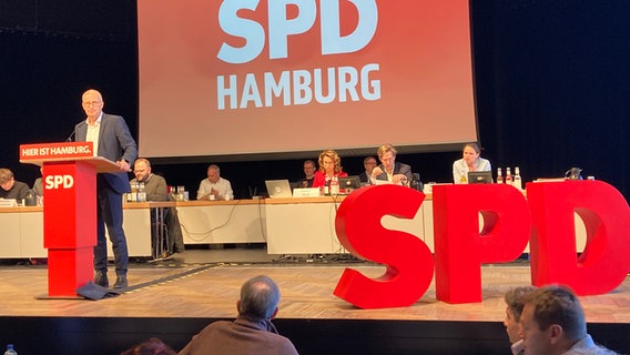 Die Bühne beim SPD-Landesparteitag im Bürgerhaus Wilhelmsburg, rechts steht Hamburger Erster Bürgernmeister Peter Tschentscher an einem Rednerpult. © NDR Foto: Reinhard Postelt