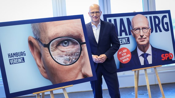 Peter Tschentscher (SPD), Hamburgs Erster Bürgermeister und Spitzenkandidat, bei einer Pressekonferenz zur Vorstellung der SPD-Kampagne zur Bürgerschaftswahl 2025. © picture alliance / dpa Foto: Christian Charisius