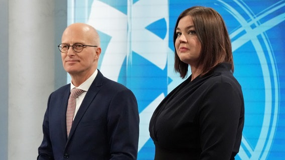 Peter Tschentscher (SPD) und Katharina Fegebank (Grüne) stehen nach der Bürgerschaftswahl in einem Fernsehstudio. © picture alliance/dpa Foto: Marcus Brandt