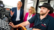 Hamburg Bürgermeister Peter Tschentscher (l.) und Bundesentwicklungsministerin Svenja Schulze auf einer Barkasse im Hamburger Hafen. Rechts daneben Schiffsführer Julian Zimmermann. © picture alliance / dpa Foto: Daniel Bockwoldt