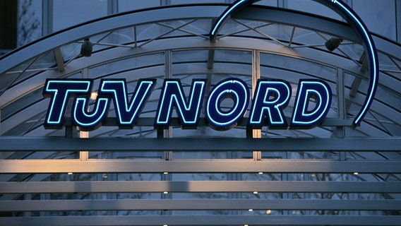 Ein Schild mit Logo vom TÜV-Nord. © picture-alliance Foto: Bodo Marks