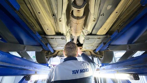 Ein Sachverständiger vom TÜV Nord überprüft einen Pkw. © dpa Foto: Julian Stratenschulte