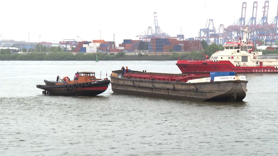 Schiff fährt auf Damm auf: Feuerwehreinsatz auf der Hamburger Elbe