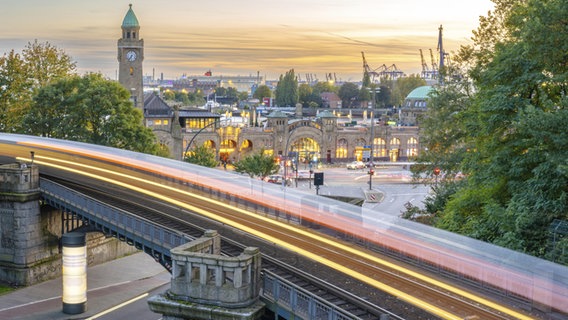 Langzeitbelichtung zur Goldenen Stunde an den Landungsbrücken mit der U-Bahn U3 im Vordergrund. © picture alliance / imageBROKER | Thomas Lammeyer Foto: Thomas Lammeyer