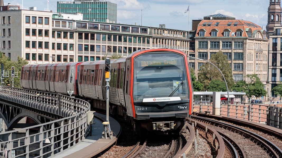 Ein U-Bahn-Zug der Linie U3 fährt in Hamburg zwischen den Stationen Rödingsmarkt und Baumwall.