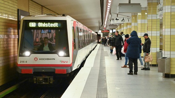 Eine U1 steht an der Station Lohmühlenstraße. © Schoening 