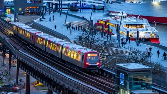 Eine U-Bahn fährt in Hamburg zum Bahnhof Landungsbrücken. © picture alliance / dpa Foto: Jochen Tack