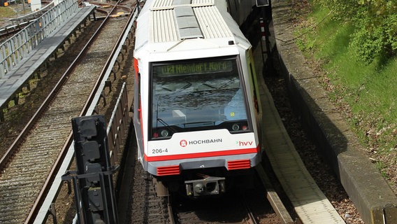 Eine U-Bahn der Hamburger Linie U2 fährt in Richtung Niendorf Nord. © IMAGO / Hanno Bode 