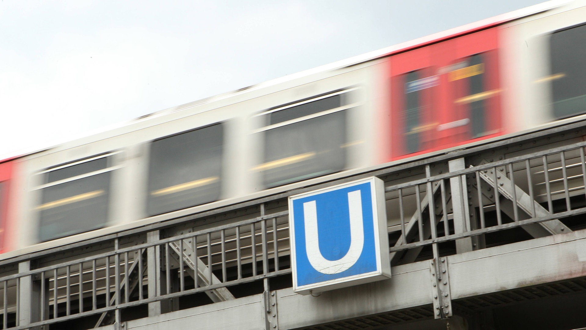 Über 80 U-Bahnzüge in Hamburg mit Farbe besprüht