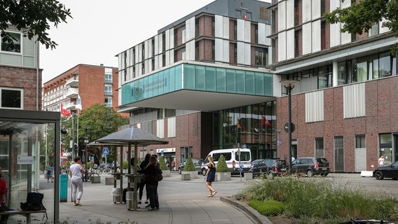Blick auf den Haupteingang des Universitätsklinikums Hamburg-Eppendorf (UKE). Das Universitätsklinikum Hamburg-Eppendorf will seine Einrichtungen in den nächsten Jahren weiter ausbauen und modernisieren. © dpa Foto: Markus Scholz