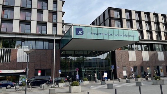 Der Eingang des Universitätsklinikums Hamburg-Eppendorf. © NDR Foto: Alexander Heinz