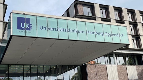 Der Eingang des Universitätsklinikums Hamburg-Eppendorf. © NDR Foto: Alexander Heinz