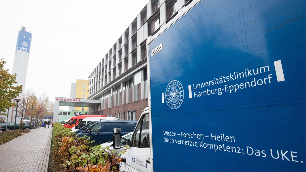 Logo und Schriftzug des Universitätsklinikums Eppendorf (UKE) sind auf einem Schild mit blauem Hintergrund zu lesen.
