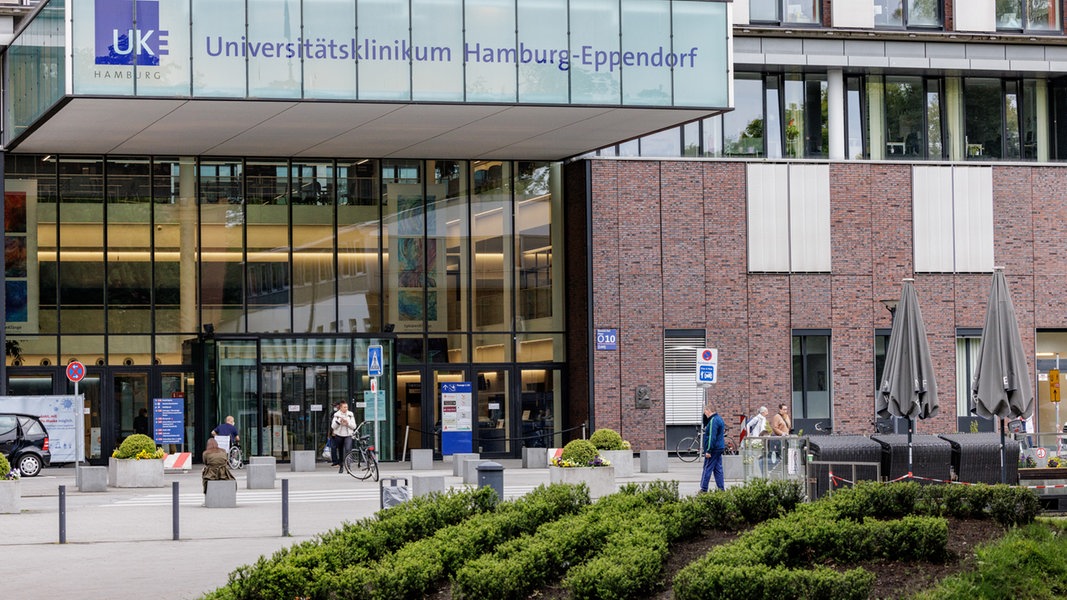 Der Haupteingang des UKE - Universitätsklinikum Hamburg-Eppendorf.
